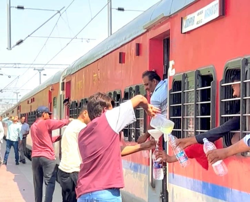 भीषण गर्मी में मकराना के युवाओं ने पेश की मानवता की मिसाल, रेलवे स्टेशन पर पिलाया ठंडा पानी