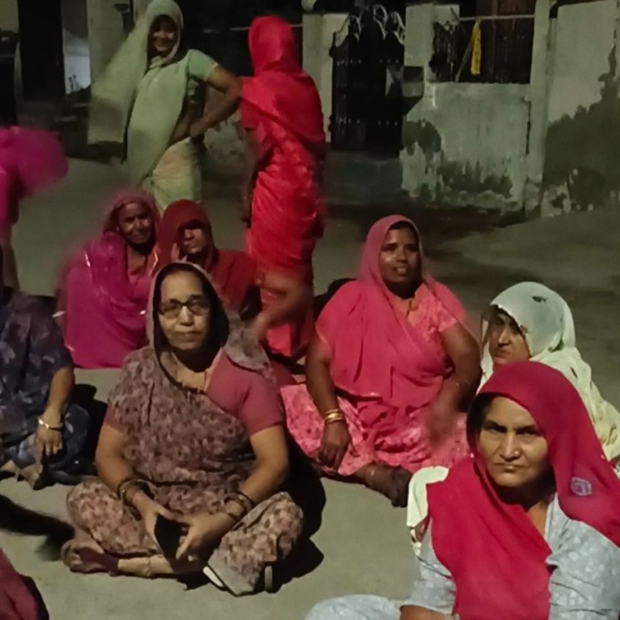 साल से लो-वोल्टेज और कटौती झेल रहे कुमावत कॉलोनी के निवासियों ने घेरा विद्युत कार्यालय, की नारेबाजी