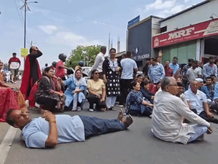 अजमेर: मुकुंद नगर में नया शराब ठेका खुलने पर भड़का आक्रोश, महिलाओं ने सड़क जाम कर किया प्रदर्शन