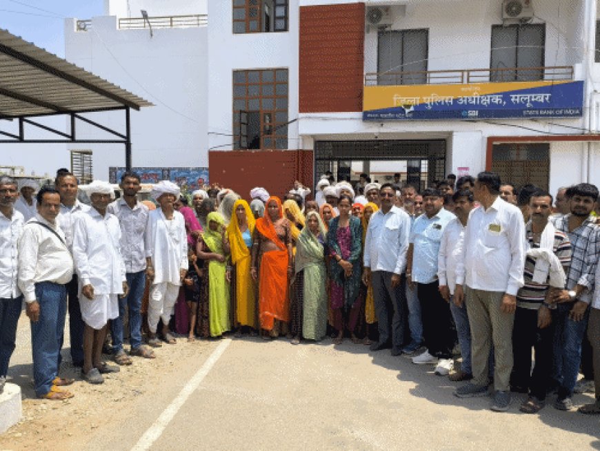 बनोड़ा हत्याकांड: पुलिस की थ्योरी पर ग्रामीणों का 'अविश्वास', कलेक्टर कार्यालय पर जोरदार प्रदर्शन