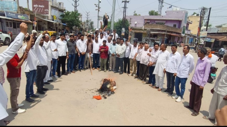नीट परीक्षा पेपर लीक मामले को लेकर जिला कांग्रेस कार्यकर्ताओं ने किया केन्द्र सरकार के खिलाफ प्रदर्शन