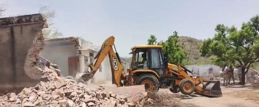 जयपुर उच्च न्यायालय के आदेश पर वन विभाग की भूमी से हटाया अतिक्रमण