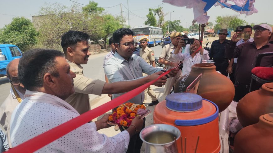 बृज 84 कोसीय परिक्रमा मार्ग पर पत्रकारों ने शुरू की धर्मार्थ प्याऊ;  जिला कलेक्टर ने सेवा कार्यों की सराहना की, पुलिस अधीक्षक बोले- परिक्रमार्थियों की सुरक्षा के पुख्ता इंतजाम