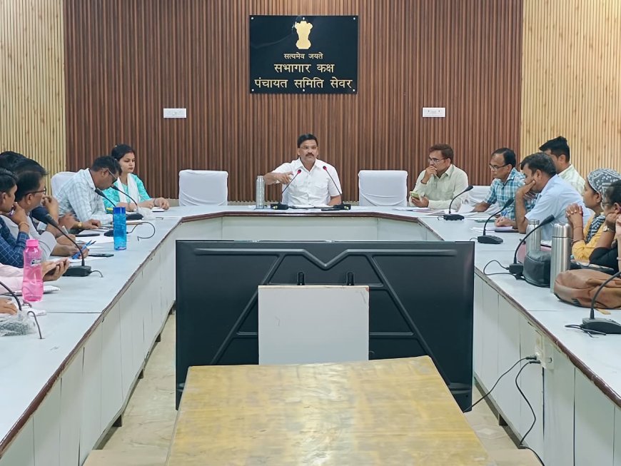 जल संरक्षण एवं ग्रामीण विकास योजनाओं की प्रगति समीक्षा बैठक आयोजित