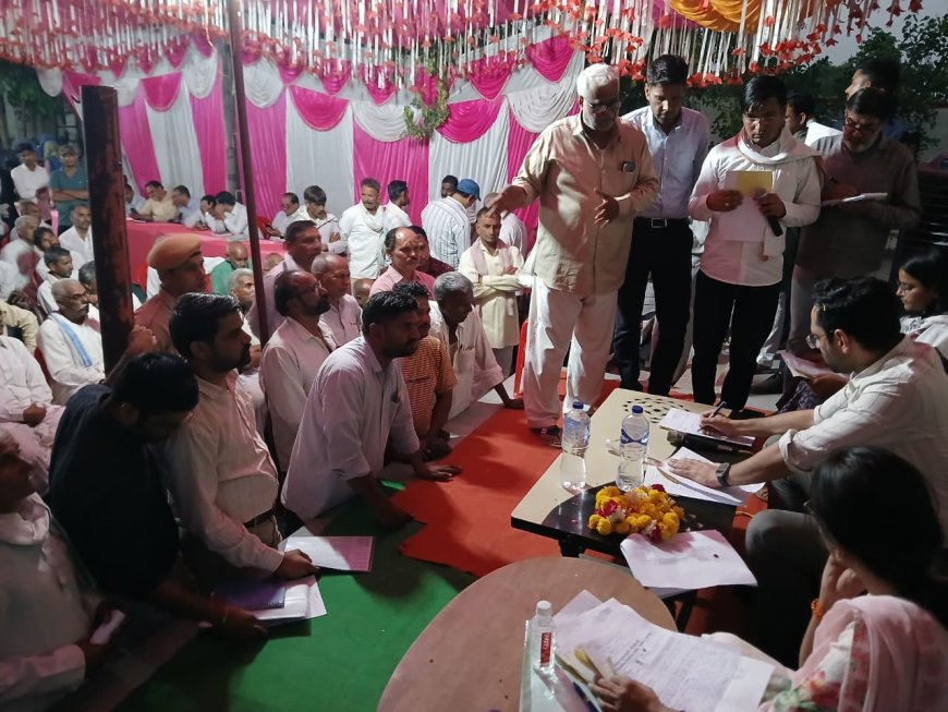 जिला कलक्टर ने रात्रि चौपाल में सुनी ग्रामीणों की समस्याएं; समयबद्ध एवं संवेदनशील तरीके से करें निराकरण - जिला कलक्टर कमर चौधरी