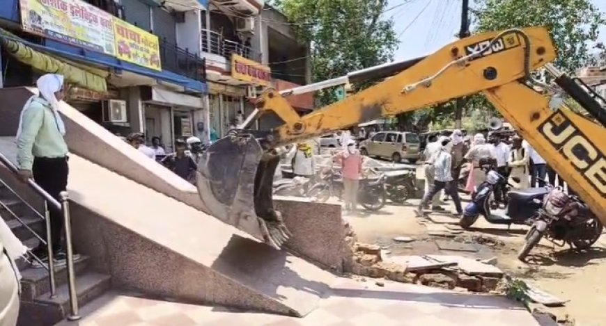 अलवर नगर निगम यूआईटी व ट्रैफिक पुलिस ने संयुक्त रूप से की कार्यवाही, 10 दुकानों के आगे बने रैंप व दीवारें तोड़ी