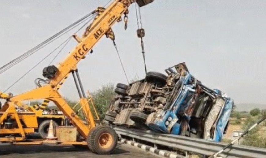 स्लीपर बस असंतुलित होकर पलटी, घायलों को गंभीर अवस्था में किया अलवर रैफर,भागवत कथा में जा रहे थे यात्री