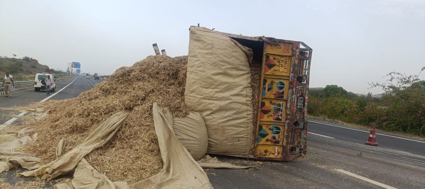 दिल्ली-मुंबई एक्सप्रेसवे पर तूडी से भरा ट्रक पलटा जनहानि बची