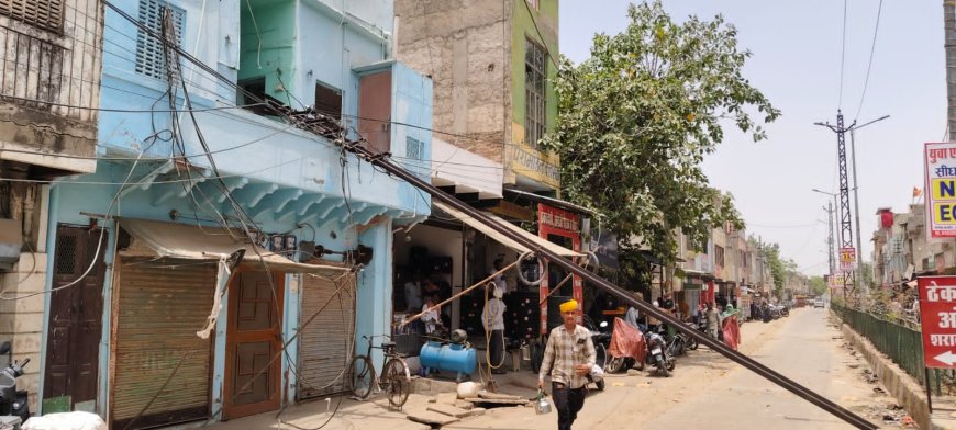 घर पर गिरा बिजली का खंभा, 5 घंटे बाधित रही खेड़ली की बिजली सप्लाई