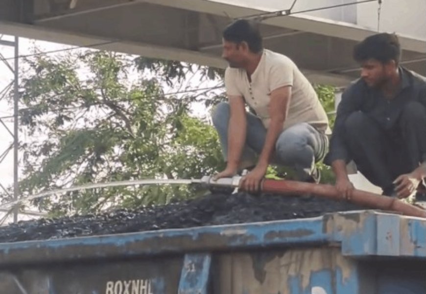 धौलपुर रेलवे स्टेशन पर रेलवे प्रशासन और फायर ब्रिगेड की सतर्कता से टला बड़ा हादसा, कोयले से भरी मालगाड़ी में लगी आग पर पाया काबू