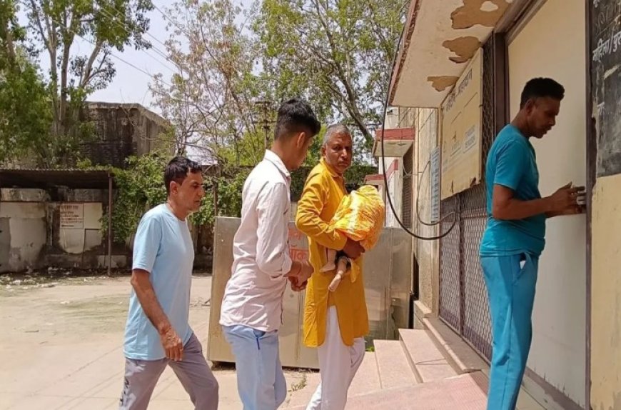 दिल्ली-मुंबई एक्सप्रेसवे पर दर्दनाक हादसा: मन्नत मांगकर लौट रहे परिवार की कार ट्रक से टकराई; 3 महीने के मासूम की मौत, मां की हालत नाजुक
