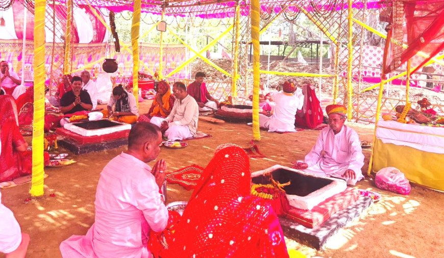 विश्व कल्याण और गौ-रक्षार्थ की कामना ही यज्ञ का मूल उद्देश्य: महंत कृष्ण दास मोनी महाराज; अरणी मंथन से प्रकट अग्नि में सनातनी भक्त दे रहे आहुतियां