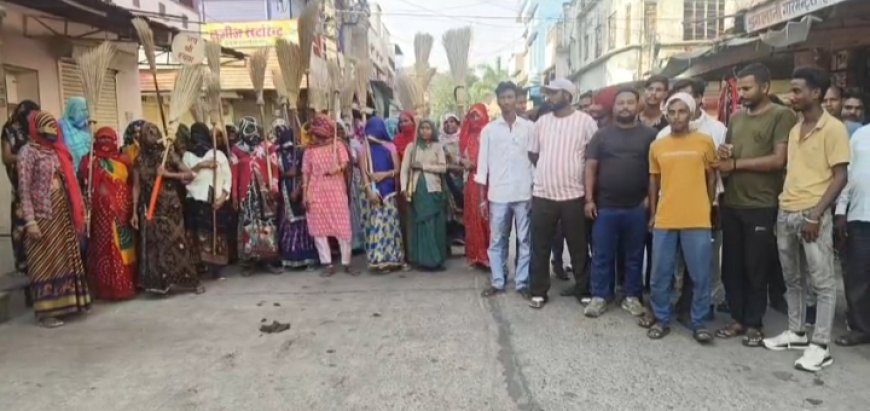 राजगढ़ में 130 ठेका सफाई कर्मियों का कार्य बहिष्कार दूसरे दिन भी जारी; 8 सूत्रीय मांगों को लेकर निकाली झाड़ू रैली