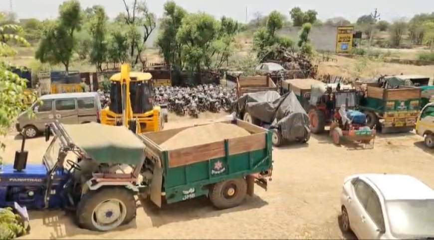अलवर में अवैध खनन माफिया पर पुलिस का बड़ा प्रहार; प्रशिक्षु IPS कार्तिकेय वर्मा की अगुवाई में 5 LNT, 6 JCB और 26 ट्रैक्टर जप्त