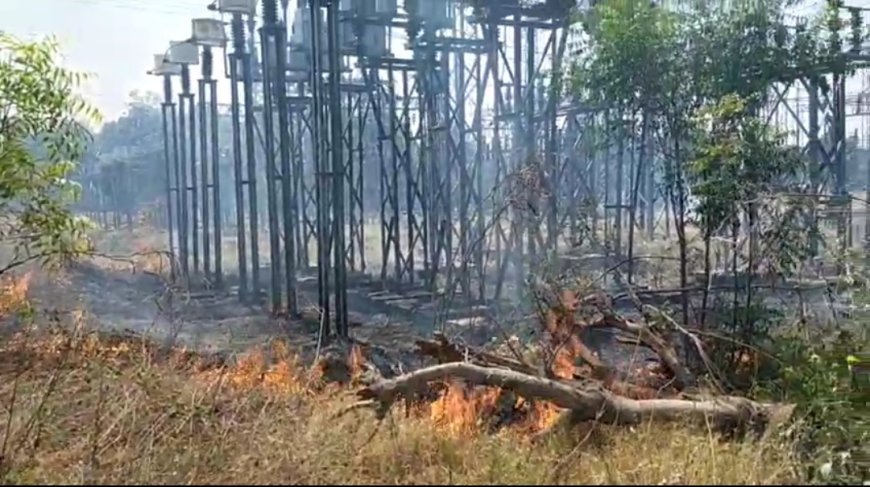 मुंडावर के सोहपुर 33 KV पावर हाउस में भीषण आग, धमाके के साथ फटा ट्रांसफार्मर; आपूर्ति बहाल करने के प्रयास जारी