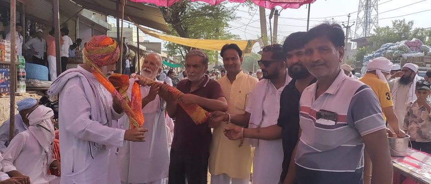 लक्ष्मणगढ़ में दिखी सांप्रदायिक सौहार्द की अनूठी मिसाल; ईदगाह के बाहर प्याऊ लगाकर और साफा बांधकर किया नमाजियों का स्वागत
