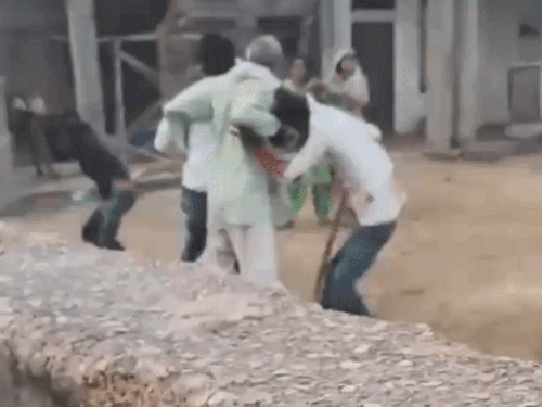 लक्ष्मणगढ़:बाप ने बेची जमीन, 3 बेटों को दिया हिस्सा, हक मांगने पर दो बेटों को लाठियों से पीटकर पहुंचाया अस्पताल
