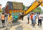 कमानी टूटने से रेलवे ट्रैक के बीचों-बीच फंसा रहा गिट्टी लदा ट्रक फंसा, 62 मिनट तक रेल यातायात रहा बाधित, जेसीबी की मदद से हटाया