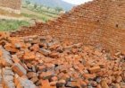 रामगढ़ क्षेत्र में तेज आंधी और बारिश से पीएम आवास योजना का निर्माणाधीन मकान गिरा, पेड़ और बिजली के पोल भी धराशाही,