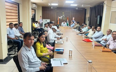 जिला कलेक्टर ने कि विभिन्न योजनाओं एवं अभियानों की प्रगति की समीक्षा