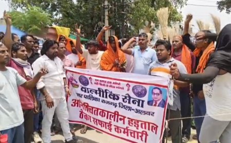आठ सूत्रीय मागों को लेकर सफाई कार्मिकों का कार्य बहिष्कार के साथ प्रदर्शन जारी