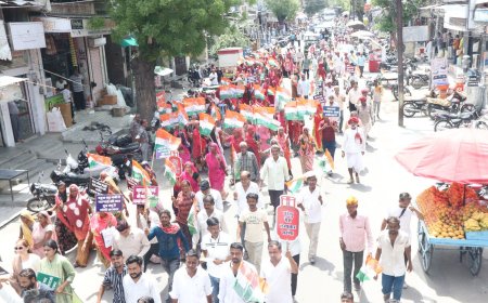 नीट पेपर लीक, बेलगाम महंगाई और बिजली-पानी संकट के खिलाफ कांग्रेस का 'हल्ला बोल'; बैलगाड़ी और ऊंटगाड़ी पर अनोखा प्रदर्शन, राष्ट्रपति व जिला कलेक्टर के नाम सौंपे ज्ञापन