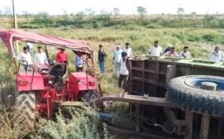 सड़क दुर्घटना में ट्रैक्टर चालक की मृत्यु: भैंस को बचाने के प्रयास में पलटी ट्रैक्टर-ट्रॉली, मलबे में दबने से चालक ने गंवाई जान