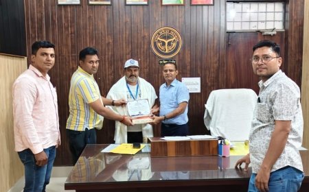 दातागंज तहसील में प्रशासनिक कार्यों में तेजी: रिकॉर्ड समय में कार्य पूर्ण करने पर सुपरवाइजर रवींद्र कुमार सम्मानित, एसडीएम ने तहसीलदार की पीठ थपथपाई