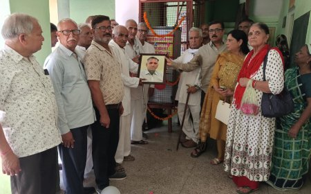 रिटायर्ड जज ज्ञान प्रकाश पाण्डे की स्मृति में वाटर कूलर भेंट; निर्धन परिवार की 11 छात्राओं को लिया गोद, परिंडे भी लगाए