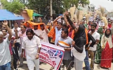 नौवें दिन भी सफाई कार्मिकों का अनिश्चितकालीन कार्य का बहिष्कार जारी; की नारेबाजी प्रदर्शन