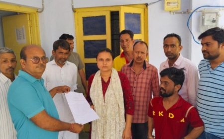 तखतगढ़ के वार्ड 6 और 7 में विद्युत व्यवस्था बदहाल, 170-180 लो-वोल्टेज से आमजन बेहाल; सहायक अभियंता को सौंपा ज्ञापन