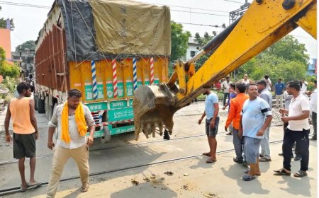 कमानी टूटने से रेलवे ट्रैक के बीचों-बीच फंसा रहा गिट्टी लदा ट्रक फंसा, 62 मिनट तक रेल यातायात रहा बाधित, जेसीबी की मदद से हटाया