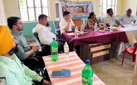 संभागीय आयुक्त ने नगला बीजा में सुनीं जनसमस्याएं, मौक़े पर दिए निस्तारण के निर्देश