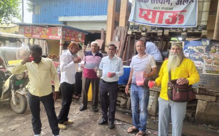 सेवा का अनूठा संकल्प: 'सृजक' की प्याऊ पर अधिमास के विशेष अवसर पर राहगीरों को पिलाया गया मिल्क रोज़