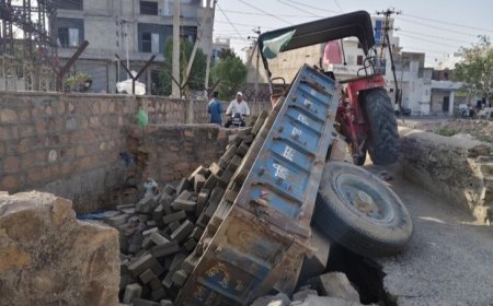 नाले पर बनी पुलिया अचानक ढही; ईंटों से भरी ट्रैक्टर-ट्रॉली पलटने से बची, स्थानीय लोगों ने की जल्द मरम्मत की मांग