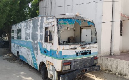 अस्पताल परिसर बना कबाड़खाना, वर्षों से खड़े सरकारी वाहनों के नीचे फैली गंदगी