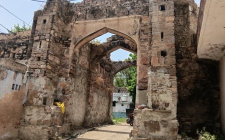 बजट व कार्रवाई के अभाव में खतरे के साए में पढ़ाई: खैरथल-तिजारा जिले में 21 सरकारी स्कूल जर्जर, दर्जनों आंगनबाड़ी और पंचायत भवन भी बदहाल
