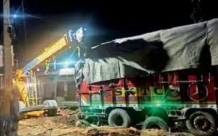 निर्माणाधीन नाले में सरसों से भरा ट्रक फंसा, जाम लगा