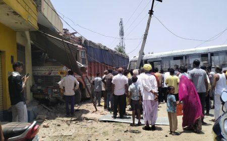 वराड़ा बस स्टैंड के पास बस-ट्रक भिड़ंत, ट्रक डीजे दुकान में घुसा; 3 घायल