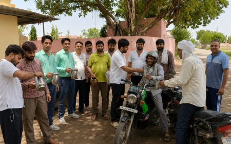 भीषण गर्मी में युवाओं ने पिलाया शरबत और ठंडा पानी, दिया सामाजिक एकता का संदेश