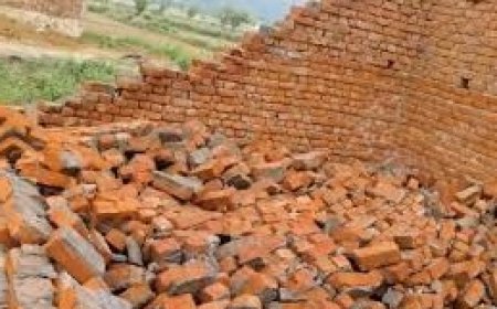 रामगढ़ क्षेत्र में तेज आंधी और बारिश से पीएम आवास योजना का निर्माणाधीन मकान गिरा, पेड़ और बिजली के पोल भी धराशाही,