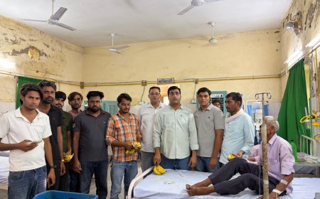 भंवर जितेंद्र के जन्मदिन पर लक्ष्मणगढ़ अस्पताल कच्ची बस्ती में बाटे फल