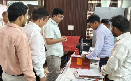 जिला कलेक्टर ने किया शहरी सेवा शिविर खैरथल का औचक निरीक्षण, अधिकाधिक पात्र व्यक्तियों को योजनाओं का लाभ पहुंचाने के दिए निर्देश