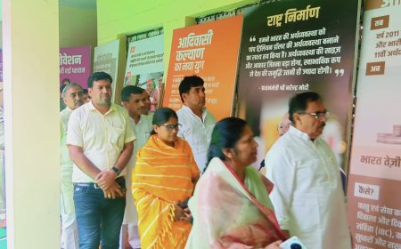 राज्य वित्त आयोग अध्यक्ष डॉ. अरुण चतुर्वेदी ने किया अवलोकन, बोले— "ऐसी प्रदर्शनियां आमजन को जागरूक करने में महत्वपूर्ण"