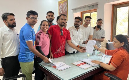 शारीरिक शिक्षक भर्ती में पद बढ़ाने की मांग, कलेक्ट्रेट को सौंपा ज्ञापन