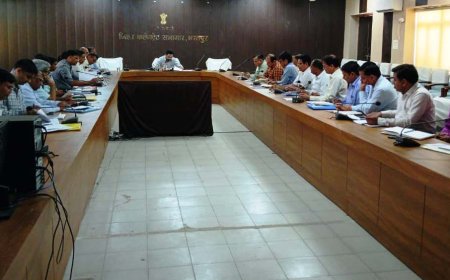 साप्ताहिक समीक्षा बैठक, प्रगतिरत कार्यों से यातायात एवं जल प्रवाह प्रभावित नहीं हो वैकल्पिक इंतजाम करें- जिला कलक्टर