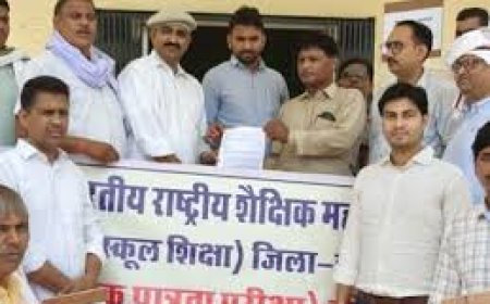 टीईटी की अनिवार्यता से स्थायी छूट की मांग: 2010 से पूर्व नियुक्त शिक्षकों ने डीग में निकाला आक्रोश मार्च