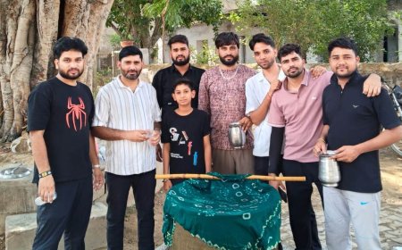 भीषण गर्मी में राहगीरों को पिलाया शीतल जल, युवाओं ने निभाई सामाजिक जिम्मेदारी