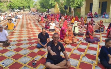 तखतगढ़ में 12वें अंतर्राष्ट्रीय योग दिवस सामूहिक योगाभ्यास में उमड़ी भारी जनभागीदारी, नागरिकों को दिलाया नियमित योग और स्वच्छता का संकल्प