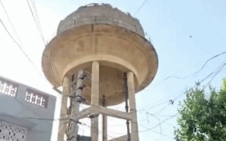 अलवर में बड़ा हादसा टला: दाऊदपुर में 45 साल पुरानी पानी की टंकी का ऊपरी हिस्सा ढहा, नीचे बने मंदिर पर गिरा मलबा